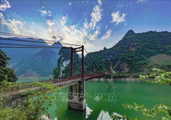 Cầu Pa Phông là điểm check in không thể thiếu khi đến tham quan lòng hồ thủy điện Sông Đà ở huyện Tủa Chùa. Ảnh: Xuân Tư – TTXVN Vẻ đẹp lòng hồ Sông Đà ở huyện vùng cao Tủa Chùa ảnh 1