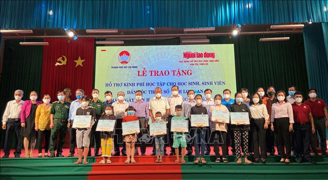 Học sinh, sinh viên con em dân tộc thiểu số trên địa bàn tỉnh Long An được nhận học bổng nhân ngày Văn hóa các dân tộc Việt Nam 19/4. Ảnh: Đức Hạnh – TTXVN Trao học bổng hỗ trợ học sinh, sinh viên dân tộc thiểu số tại Tây Ninh và Long An ảnh 3