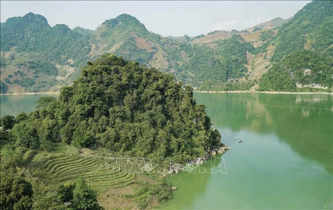 Phong cảnh sơn thủy hữu tình ở Huổi Só. Ảnh: Xuân Tư – TTXVN Vẻ đẹp lòng hồ Sông Đà ở huyện vùng cao Tủa Chùa ảnh 6