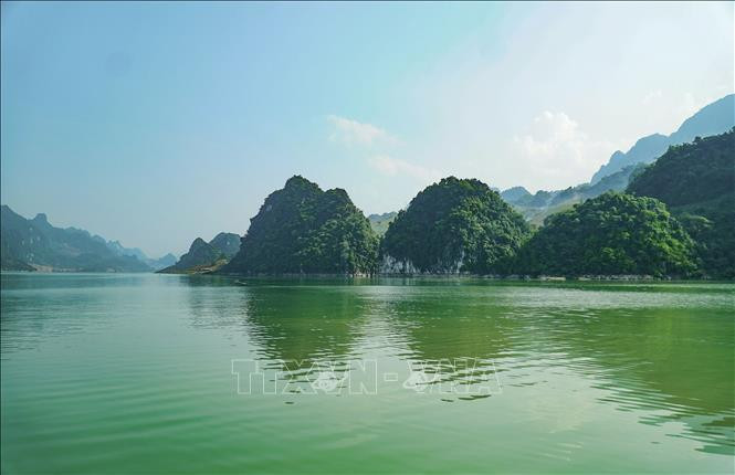 Phong cảnh sơn thủy hữu tình ở Huổi Só. Ảnh: Xuân Tư – TTXVN Vẻ đẹp lòng hồ Sông Đà ở huyện vùng cao Tủa Chùa ảnh 3