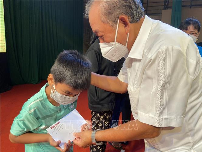 Đồng chí Trương Hòa Bình, nguyên Ủy viên Bộ Chính trị, nguyên Phó Thủ tướng Thường trực Chính phủ trao học bổng cho học sinh con em dân tộc thiểu số trên địa bàn tỉnh Long An. Ảnh: Đức Hạnh – TTXVN Trao học bổng hỗ trợ học sinh, sinh viên dân tộc thiểu số tại Tây Ninh và Long An ảnh 1