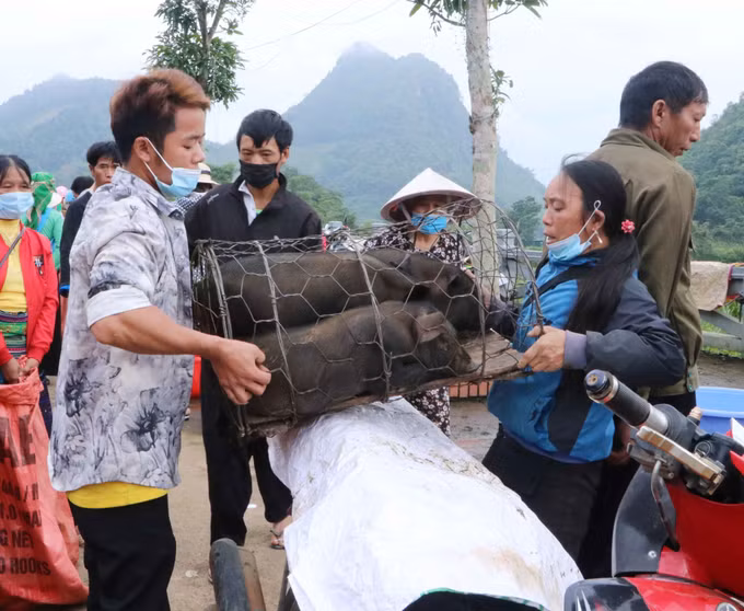 Lai Châu: Chợ phiên góp phần gìn giữ nét văn hóa dân tộc ảnh 15