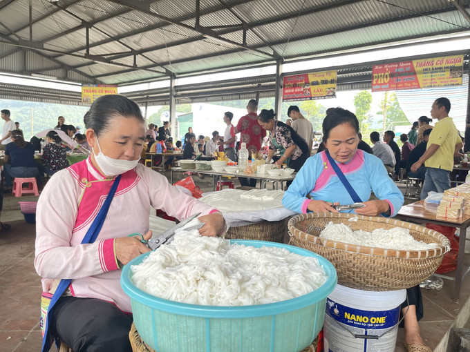 Tới chợ phiên San Thàng (thành phố Lai Châu), người dân và du khách không thể bỏ qua món phở chua được cắt bằng tay của đồng bào dân tộc Giáy. Ảnh: Đinh Thùy-TTXVN Lai Châu: Chợ phiên góp phần gìn giữ nét văn hóa dân tộc ảnh 8