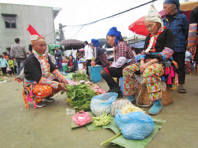 Bà con dân tộc Dao đỏ (xã Sì Lở Lầu, huyện Phong Thổ) mang nông sản tới phiên chợ "sừng" để bán. Ảnh: Đinh Thùy-TTXVN Lai Châu: Chợ phiên góp phần gìn giữ nét văn hóa dân tộc ảnh 5