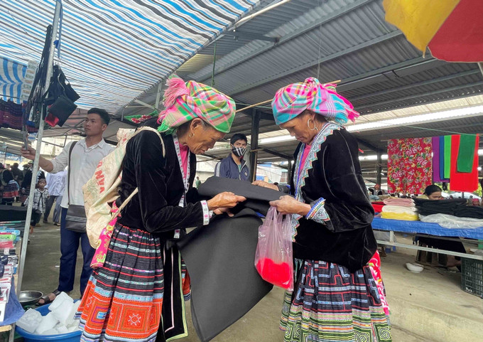 Người dân diện trang phục dân tộc đi chợ phiên San Thàng, thành phố Lai Châu. Ảnh: Đinh Thùy-TTXVN Lai Châu: Chợ phiên góp phần gìn giữ nét văn hóa dân tộc ảnh 10