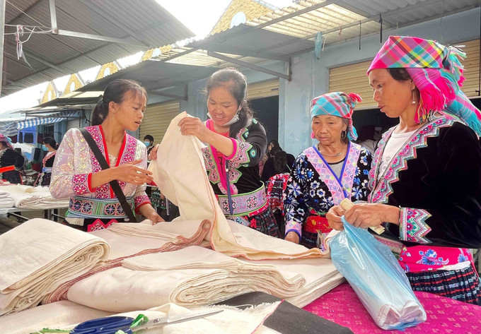 Chợ phiên San Thàng, thành phố Lai Châu diễn ra vào sáng thứ 5 và Chủ nhật hàng tuần. Ảnh: Đinh Thùy-TTXVN Lai Châu: Chợ phiên góp phần gìn giữ nét văn hóa dân tộc ảnh 1