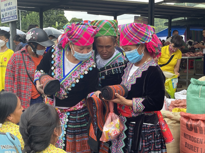Chợ phiên không chỉ là nơi trao đổi, mua bán hàng hóa mà còn là nơi hội tụ, gặp gỡ, giao lưu, thể hiện tình cảm, sinh hoạt văn hóa của đồng bào các dân tộc sinh sống quanh vùng. Ảnh: Đinh Thùy-TTXVN Lai Châu: Chợ phiên góp phần gìn giữ nét văn hóa dân tộc ảnh 2