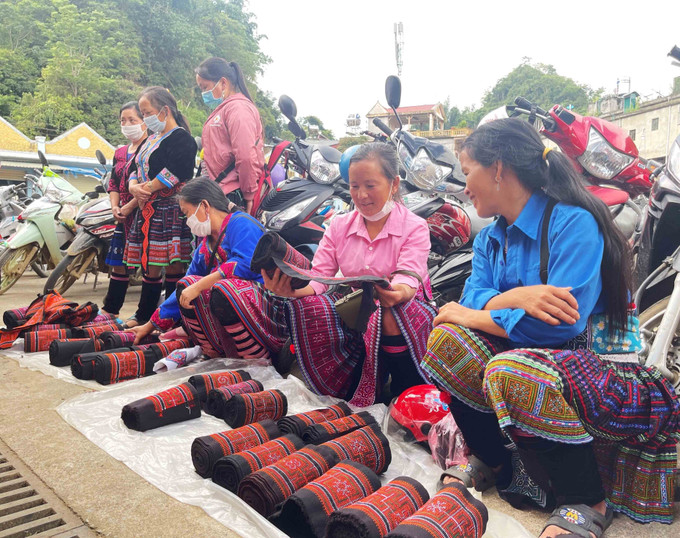 Chợ phiên San Thàng, thành phố Lai Châu bán đủ các mặt hàng, từ cái kim, sợi chỉ cho đến mớ rau, củ khoai, củ sắn và trang phục dân tộc của người Mông. Ảnh: Đinh Thùy-TTXVN Lai Châu: Chợ phiên góp phần gìn giữ nét văn hóa dân tộc ảnh 7