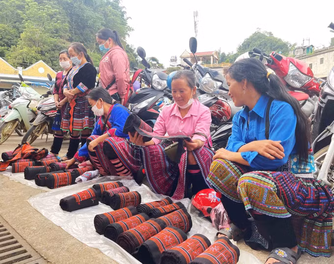Lai Châu: Chợ phiên góp phần gìn giữ nét văn hóa dân tộc ảnh 7