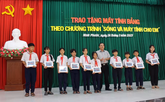 Trao hơn 1.200 máy tính bảng cho học sinh tại Ninh Thuận ảnh 2