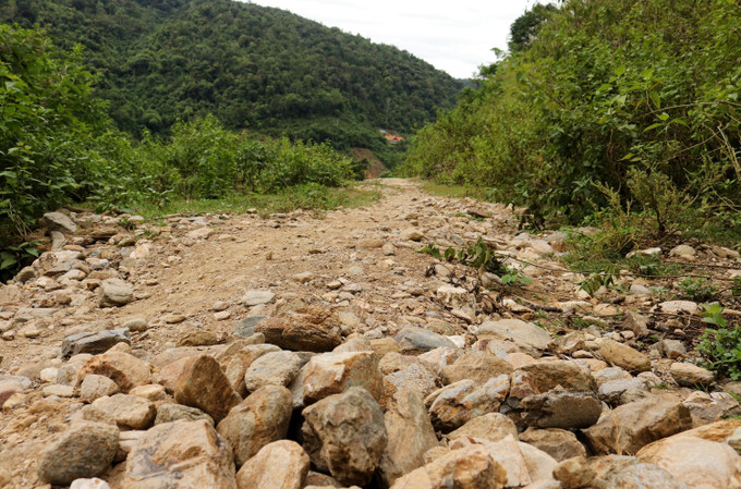 Sau hơn 10 năm từ ngày khởi công, tuyến đường từ trung tâm xã Lượng Minh, huyện Tương Dương (Nghệ An) đi khu tái định cư bản Cà Moong mới chỉ hoàn thành nền đường khiến người dân đi lại rất khó khăn. Ảnh: Văn Tý-TTXVN Nghệ An: Hơn 10 năm, tuyến đường đã được đầu tư hàng chục tỷ đồng... vẫn dang dở ảnh 3