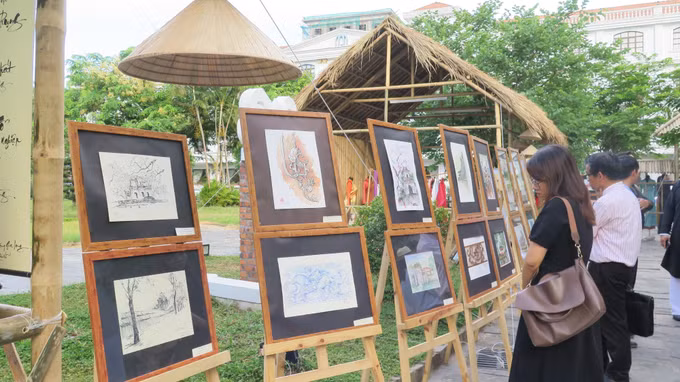 Triển lãm "Nét đẹp di sản Cố Đô Huế qua thơ ca, hội họa" ảnh 2