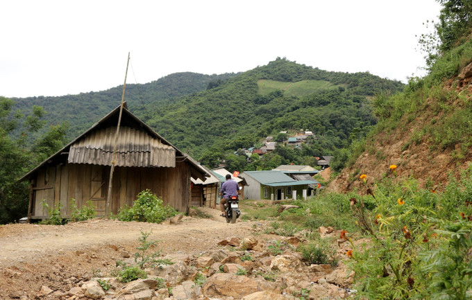 Tuyến đường từ trung tâm xã Lượng Minh, huyện Tương Dương (Nghệ An) đi khu tái định cư bản Cà Moong mới chỉ hoàn thành nền đường khiến người dân đi lại rất khó khăn. Ảnh: Văn Tý-TTXVN Nghệ An: Hơn 10 năm, tuyến đường đã được đầu tư hàng chục tỷ đồng... vẫn dang dở ảnh 4