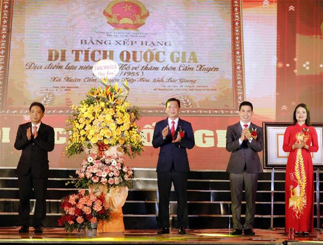 Thứ trưởng Bộ Văn hóa, Thể thao và Du lịch Hoàng Đạo Cương trao Bằng xếp hạng Di tích Quốc gia điểm lưu niệm Bác Hồ về thăm thôn Cẩm Xuyên xã Xuân Cẩm cho cán bộ và nhân dân huyện Hiệp Hòa. Ảnh: Đồng Thúy-TTXVN Lễ đón nhận Bằng xếp hạng Di tích Quốc gia đặc biệt An toàn khu II Hiệp Hòa ảnh 3
