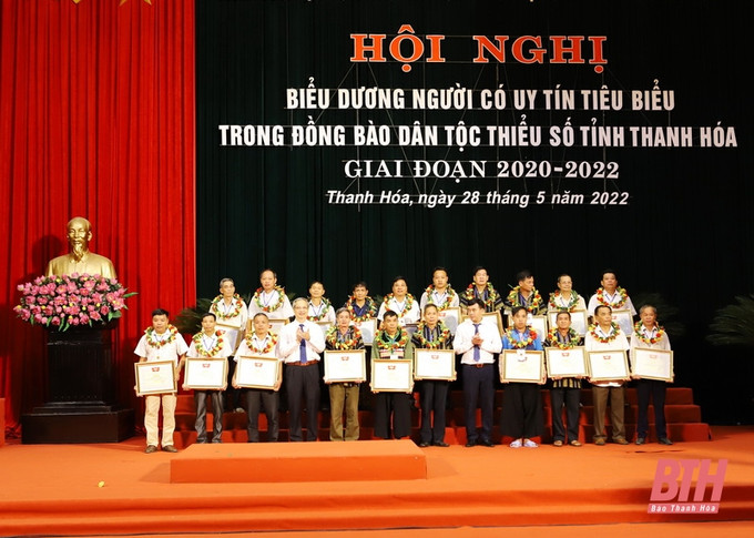 Lãnh đạo Ủy ban MTTQ tỉnh trao Bằng khen của Ủy ban MTTQ tỉnh Thanh Hóa cho 60 cá nhân có thành tích xuất sắc trong sự nghiệp xây dựng và phát huy khối đại đoàn kết toàn dân tộc, các phong trào thi đua yêu nước trong đồng bào dân tộc thiểu số tỉnh Thanh Hóa, giai đoạn 2020 -2022. Nguồn: baothanhhoa.vn Biểu dương điển hình người có uy tín tiêu biểu trong đồng bào dân tộc thiểu số tỉnh Thanh Hóa, giai đoạn 2020-2022 ảnh 1