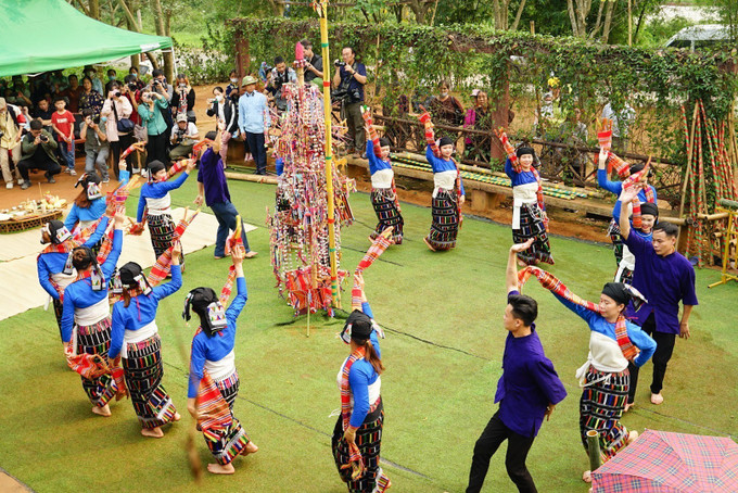 Tiết mục múa mừng Lễ hội Chá Mùn của đồng bào Thái đen, tỉnh Thanh Hoá. Ảnh: Tuấn Đức – TTXVN Tái hiện Lễ Chá Mùn của người Thái đen (Thanh Hóa) ảnh 21