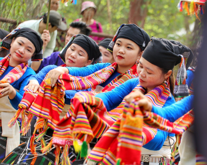 Màn múa khăn mừng "Lễ hội Chá Mùn" của người Thái đen, tỉnh Thanh Hoá. Ảnh: Tuấn Đức – TTXVN Tái hiện Lễ Chá Mùn của người Thái đen (Thanh Hóa) ảnh 14