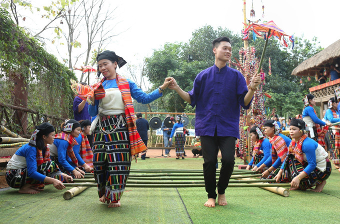 Tiết mục nhảy sạp của đồng bào Thái, tỉnh Thanh Hoá. Ảnh: Lê Thuỳ Dương - TTXVN phát Tái hiện Lễ Chá Mùn của người Thái đen (Thanh Hóa) ảnh 22