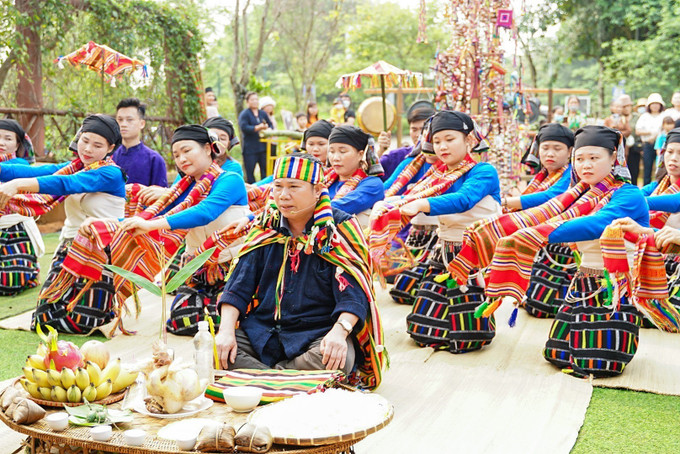 Thầy cúng làm lễ cầu các thần linh phù hộ, xua đuổi tà ma, ác quỷ, cầu cho mưa thuận gió hoà, phù hộ cho dân bản được bình yên mạnh khoẻ. Ảnh: Khánh Hoà – TTXVN Tái hiện Lễ Chá Mùn của người Thái đen (Thanh Hóa) ảnh 10