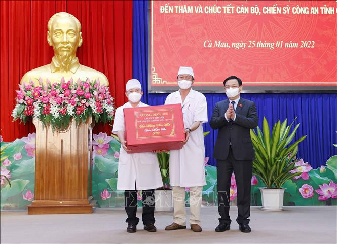 Chủ tịch Quốc hội Vương Đình Huệ tặng quà Tết cho cán bộ y tế, lực lượng tuyến đầu phòng, chống dịch COVID-19 tỉnh Cà Mau. Ảnh: Doãn Tấn – TTXVN Chủ tịch Quốc hội Vương Đình Huệ thăm, chúc Tết cán bộ, chiến sĩ Công an và lực lượng Y tế tại Cà Mau ảnh 3