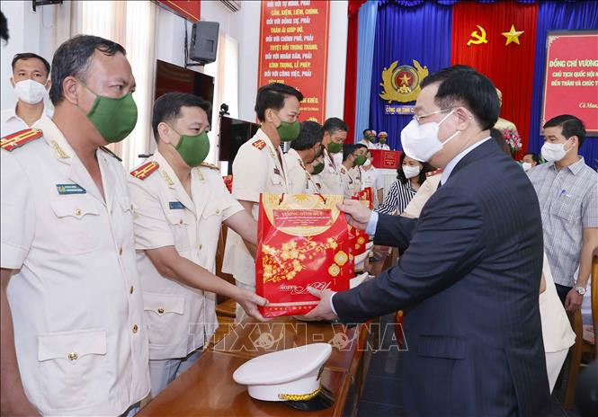 Chủ tịch Quốc hội Vương Đình Huệ tặng quà Tết cho cán bộ, chiến sĩ Công an tỉnh Cà Mau. Ảnh: Doãn Tấn – TTXVN Chủ tịch Quốc hội Vương Đình Huệ thăm, chúc Tết cán bộ, chiến sĩ Công an và lực lượng Y tế tại Cà Mau ảnh 2
