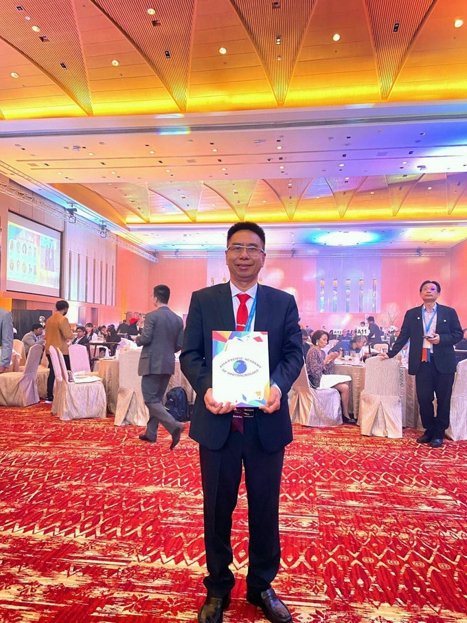 Bác sĩ Nguyễn Viết Giáp tại lễ trao giải. Ảnh: TTXVN phát Bác sĩ Nguyễn Viết Giáp được nhận Giải thưởng Cống hiến xuất sắc về phòng, chống mù lòa châu Á - Thái Bình Dương ảnh 4