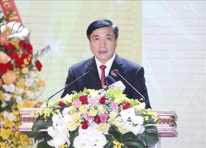 Tổng Thư ký, Chủ nhiệm Văn phòng Quốc hội Bùi Văn Cường công bố Nghị quyết của Ủy ban Thường vụ Quốc hội về việc thành lập thành phố Từ Sơn thuộc tỉnh Bắc Ninh. Ảnh: Doãn Tấn – TTXVN Chủ tịch Quốc hội Vương Đình Huệ dự Lễ kỷ niệm 100 năm Ngày sinh đồng chí Lê Quang Đạo và công bố thành lập thành phố Từ Sơn, Bắc Ninh ảnh 2