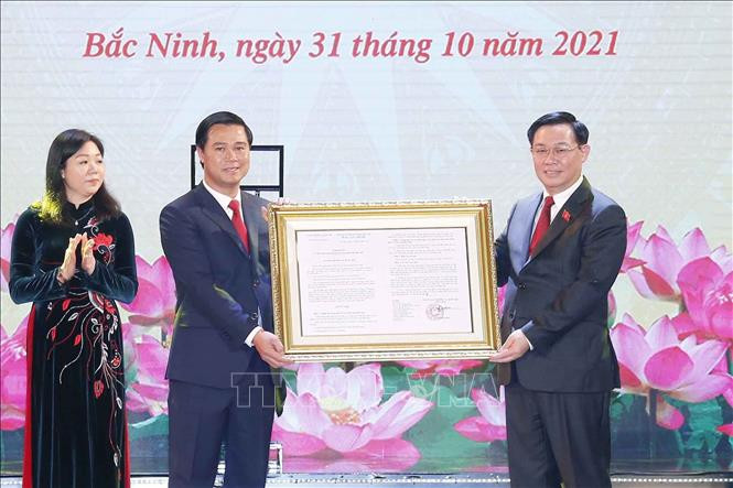 Chủ tịch Quốc hội Vương Đình Huệ trao Nghị quyết thành lập thành phố Từ Sơn thuộc tỉnh Bắc Ninh cho lãnh đạo thành phố. Ảnh: Doãn Tấn – TTXVN Chủ tịch Quốc hội Vương Đình Huệ dự Lễ kỷ niệm 100 năm Ngày sinh đồng chí Lê Quang Đạo và công bố thành lập thành phố Từ Sơn, Bắc Ninh ảnh 3
