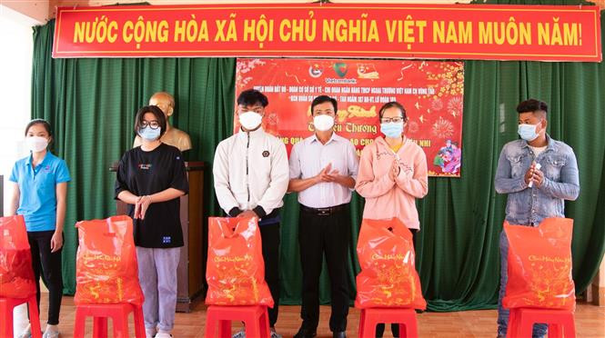 Ngày 21/1/2022, Ban Chỉ huy Quân sự huyện Đất Đỏ chủ trì, phối hợp cùng các đơn vị, doanh nghiệp trao tặng 10 xe đạp cho trẻ em có hoàn cảnh khó khăn ở thị trấn Đất Đỏ. Ảnh: TTXVN phát Tết Nhâm Dần 2022: Bộ Chỉ huy Quân sự tỉnh Bà Rịa-Vũng Tàu chăm lo Tết cho đồng bào dân tộc, người nghèo ảnh 2