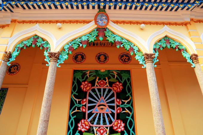 Hàng cột hai bên Tòa Thánh mang dáng dấp của kiến trúc đình chùa Việt Nam, phần cửa thông gió trang trí biểu tượng Thiên nhãn, nghĩa là “mắt Trời”, tượng trưng cho Thượng đế, tức Đức Chí Tôn của đạo Cao Đài. Ảnh: Hồng Đạt – TTXVN Khám phá kiệt tác kiến trúc tôn giáo ở Tây Ninh ảnh 7
