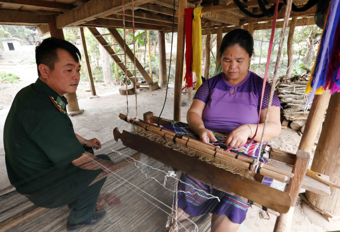 Chiến sĩ Đồn Biên phòng Mỹ Lý luôn gần gũi với bà con dân bản nơi biên giới. Ảnh: Trần Việt Giữ vững an ninh nơi vùng cao biên giới Kỳ Sơn ảnh 3