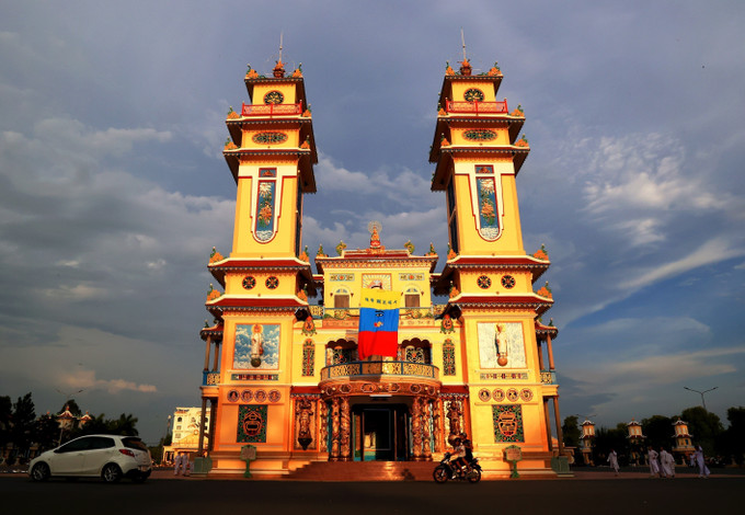 Tòa Thánh Tây Ninh mang hình dáng một con long mã nằm chầu uy nghi, đầu hướng về phía Tây với hai cái sừng vươn thẳng lên trời cao là tháp trống và tháp chuông ở hai bên. Ảnh: Hồng Đạt – TTXVN Khám phá kiệt tác kiến trúc tôn giáo ở Tây Ninh ảnh 4