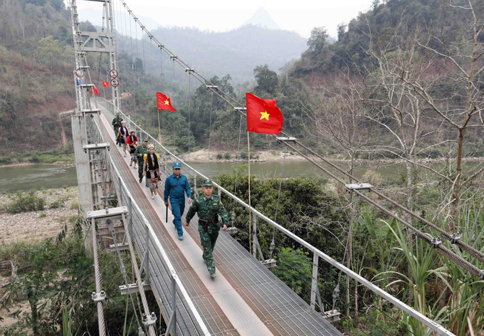 Một buổi tuần tra biên giới của các chiến sĩ Đồn Biên phòng Mỹ Lý và lực lượng chức năng, nhân dân địa phương. Ảnh: Trần Việt Giữ vững an ninh nơi vùng cao biên giới Kỳ Sơn ảnh 1
