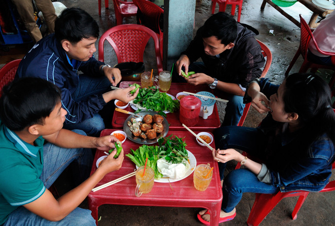 Thực khách dừng chân thưởng thức những chiếc bánh cống nóng hổi, thơm lừng tại xã Đại Tâm, huyện Mỹ Xuyên (Sóc Trăng). Ảnh: Phúc Thanh Thơm ngon bánh cống Đại Tâm ảnh 2