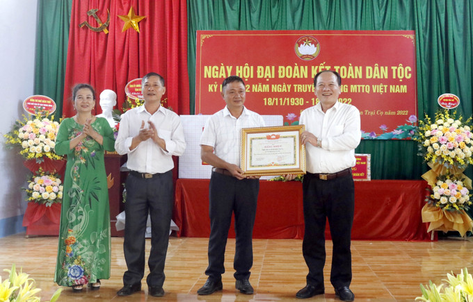 Chủ tịch Ủy ban Mặt trận Tổ quốc Việt Nam tỉnh Bắc Giang Trần Công Thắng trao bằng khen cho thôn Trại Cọ. Ảnh: Đồng Thúy-TTXVN Phó Chủ tịch Trung ương MTTQ Việt Nam Ngô Sách Thực dự Ngày hội Đại đoàn kết tại Yên Thế, Bắc Giang ảnh 1