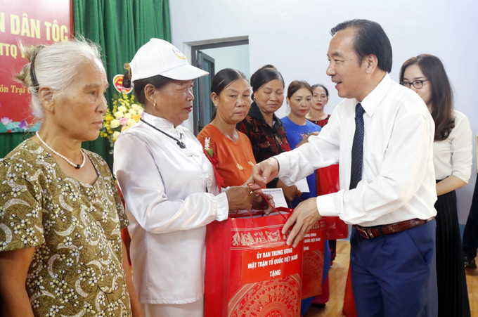 Phó Chủ tịch Ủy ban Trung ương Mặt trận Tổ quốc Việt Nam Ngô Sách Thực tặng quà cho gia đình chính sách thôn Trại Cọ. Ảnh: Đồng Thúy-TTXVN Phó Chủ tịch Trung ương MTTQ Việt Nam Ngô Sách Thực dự Ngày hội Đại đoàn kết tại Yên Thế, Bắc Giang ảnh 2