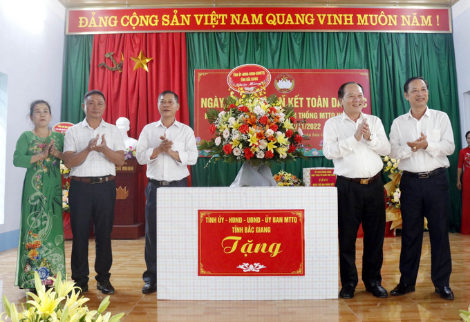 Chủ tịch Ủy ban Mặt trận Tổ quốc Việt Nam tỉnh Bắc Giang Trần Công Thắng trao quà cho thôn Trại Cọ. Ảnh: Đồng Thúy-TTXVN Phó Chủ tịch Trung ương MTTQ Việt Nam Ngô Sách Thực dự Ngày hội Đại đoàn kết tại Yên Thế, Bắc Giang ảnh 4