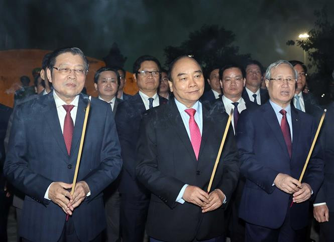 Thủ tướng Nguyễn Xuân Phúc và các đại biểu dâng hương tại Đền thờ Bác Hồ trong quần thể Đền thờ Bác Hồ và Tượng đài "Bác Hồ với nông dân Việt Nam" trên Quảng trường Thái Bình. Ảnh: Thống Nhất – TTXVN Thủ tướng Nguyễn Xuân Phúc dự lễ khánh thành Tượng đài Bác Hồ với nông dân Việt Nam tại Thái Bình ảnh 1