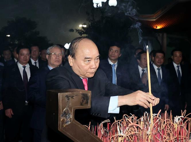 Thủ tướng Nguyễn Xuân Phúc dâng hương tại Đền thờ Bác Hồ trong quần thể Đền thờ Bác Hồ và Tượng đài "Bác Hồ với nông dân Việt Nam" trên Quảng trường Thái Bình. Ảnh: Thống Nhất – TTXVN Thủ tướng Nguyễn Xuân Phúc dự lễ khánh thành Tượng đài Bác Hồ với nông dân Việt Nam tại Thái Bình ảnh 2