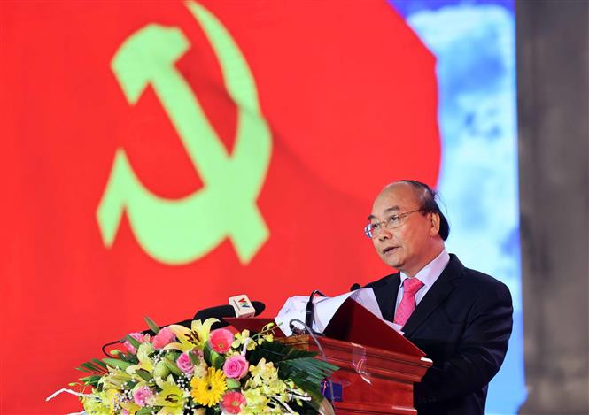 Thủ tướng Nguyễn Xuân Phúc dâng hương tại Đền thờ Bác Hồ trong quần thể Đền thờ Bác Hồ và Tượng đài "Bác Hồ với nông dân Việt Nam" trên Quảng trường Thái Bình. Ảnh: Thống Nhất – TTXVN Thủ tướng Nguyễn Xuân Phúc dự lễ khánh thành Tượng đài Bác Hồ với nông dân Việt Nam tại Thái Bình ảnh 3