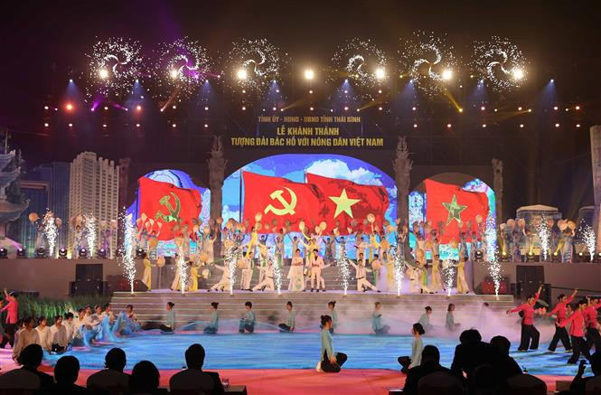 Chương trình biểu diễn văn nghệ tại buổi lễ. Ảnh: Thống Nhất – TTXVN Thủ tướng Nguyễn Xuân Phúc dự lễ khánh thành Tượng đài Bác Hồ với nông dân Việt Nam tại Thái Bình ảnh 6