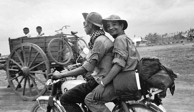 Phóng viên Thông tấn xã Giải phóng Nguyễn Đức Giáp (ngồi sau) cùng đồng nghiệp trên đường tiến về Sài Gòn trong chiến dịch Hồ Chí Minh, tháng 4/1975. Ảnh: Tư liệu TTXVN 60 năm Thông tấn xã Giải phóng: Dấu ấn của đội quân Thông tấn trong Đại thắng mùa Xuân năm 1975 (Bài 2) ảnh 1