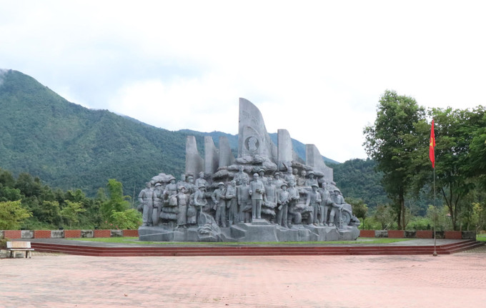 Cụm Tượng đài chiến thắng tại Công viên Mường Phăng là một điểm dừng chân không thể bỏ qua khi đến với Khu di tích Sở Chỉ huy Chiến dịch Điện Biên Phủ. Người dân địa phương quen gọi với cái tên thân thiết “Tượng đài mừng công”. Ảnh: Xuân Tiến Mường Phăng ngày ấy, bây giờ ảnh 2