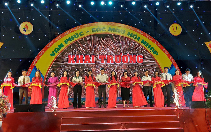 Các đại biểu cắt băng khai mạc Tuần Văn hóa Du lịch, Thương mại làng nghề dệt lụa Vạn Phúc. Ảnh: Đinh Thuận – TTXVN Hà Nội: Lụa Vạn Phúc khoe sắc tại lễ hội văn hóa, du lịch làng nghề ảnh 2