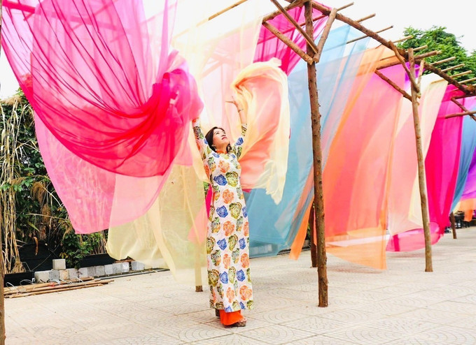 Rực rỡ sắc lụa tại Tuần Văn hóa Du lịch, Thương mại làng nghề dệt lụa Vạn Phúc . Ảnh: TTXVN phát Hà Nội: Lụa Vạn Phúc khoe sắc tại lễ hội văn hóa, du lịch làng nghề ảnh 3