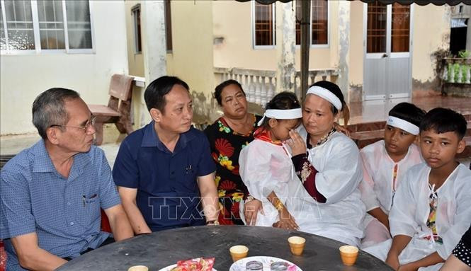 Bí thư Tỉnh ủy Bạc Liêu Lữ Văn Hùng và đoàn cán bộ của tỉnh đến thăm hỏi, tặng quà gia đình nạn nhân Châu Khêl. Ảnh: Huỳnh Sử - TTXVN Bạc Liêu: Truy tặng bằng khen cho người dân tử vong vì cứu người dưới hố gas ảnh 2
