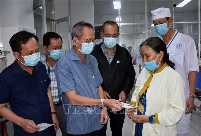 Bí thư Tỉnh ủy Bạc Liêu Lữ Văn Hùng tặng quà, động viên gia đình nạn nhân trong vụ tai nạn thương vong tại hố gas chợ Nông sản - Thực phẩm. Ảnh: Huỳnh Sử - TTXVN Bạc Liêu: Truy tặng bằng khen cho người dân tử vong vì cứu người dưới hố gas ảnh 4