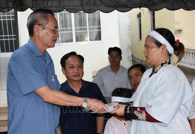 Ông Lữ Văn Hùng, Bí thư Tỉnh ủy Bạc Liêu tặng quà, động viên vợ ông Châu Khêl. Ảnh: Huỳnh Sử - TTXVN Bạc Liêu: Truy tặng bằng khen cho người dân tử vong vì cứu người dưới hố gas ảnh 1