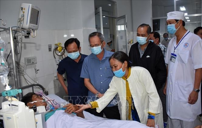 Bí thư Tỉnh ủy Bạc Liêu Lữ Văn Hùng và đoàn cán bộ tỉnh tặng quà, động viên ông La Văn Thuận - người gặp nạn do thông hố gas tại chợ Nông sản - Thực phẩm ở phường 3. Ảnh: Huỳnh Sử - TTXVN Bạc Liêu: Truy tặng bằng khen cho người dân tử vong vì cứu người dưới hố gas ảnh 3