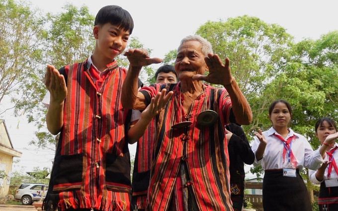 Các em học sinh được học biểu diễn, múa làn diệu dân ca đồng bào dân tộc thiểu số Pakô-Vân Kiều. Ảnh: Thanh Thủy-TTXVN Quảng Trị đưa văn hoá dân gian đồng bào dân tộc thiểu số Pakô-Vân Kiều vào giáo dục học đường ảnh 4